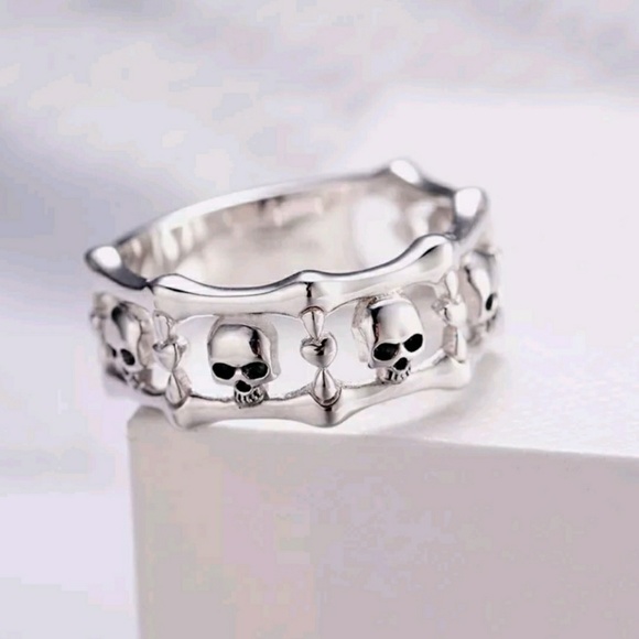 Ladie's size 7 skull ring - Picture 1 of 4